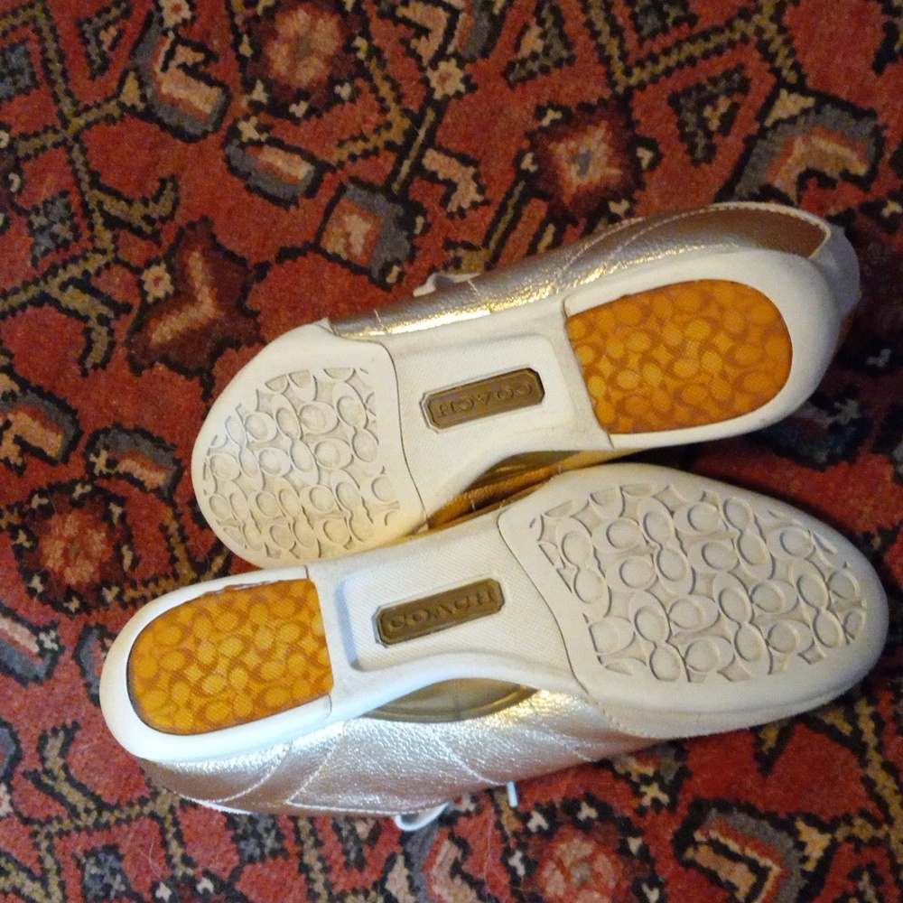 Like New! Coach 26 Reina Metalic Gold Low Cut Sneaker - Picture 4 of 7